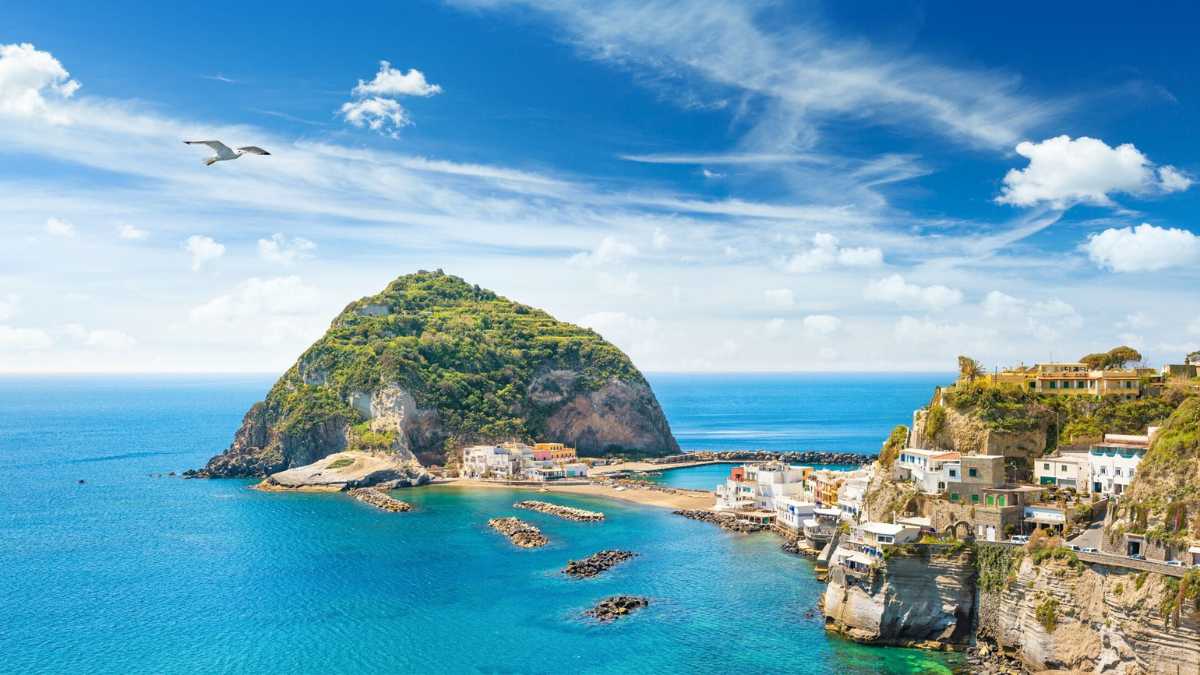Guida Pratica per Arrivare a Ischia: L'Isola Verde del Golfo