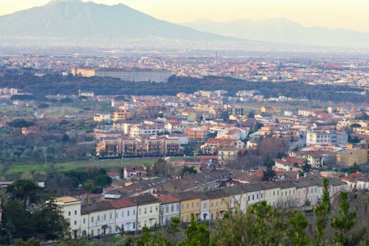 Vista panoramica della Reggia di Caserta e del suo parco, evidenziando la bellezza architettonica e naturale
