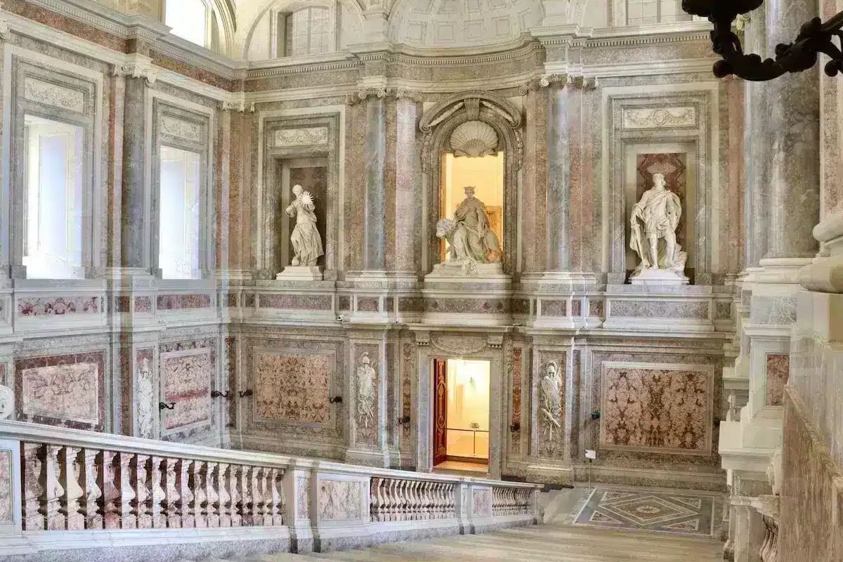 Interno della Reggia di Caserta, mostrando dettagli architettonici e decorazioni storiche