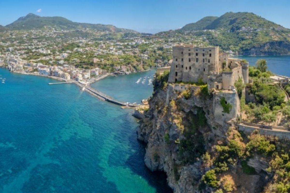 Vista panoramica di Ischia con il Castello Aragonese sullo sfondo e il mare blu