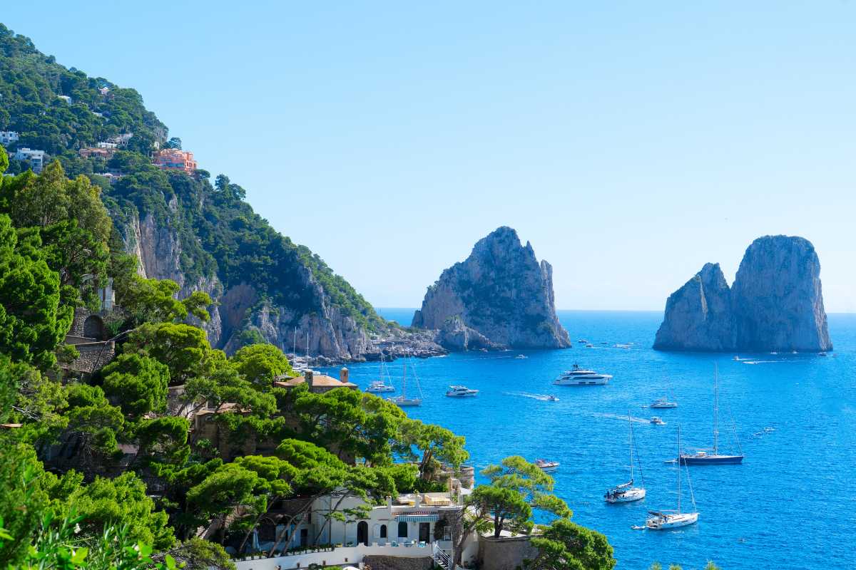 Vista panoramica di Capri con famiglie che si godono la spiaggia e il mare