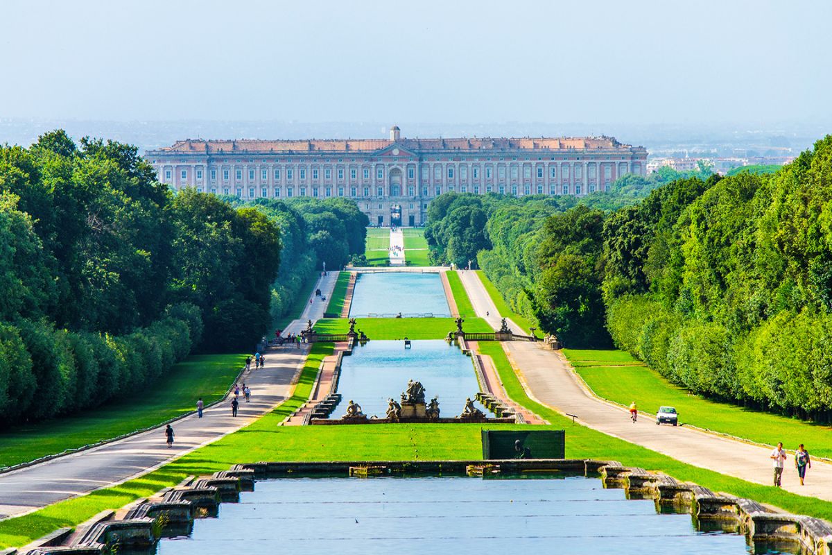 Vista panoramica della Reggia di Caserta e del parco, includi elementi naturali e architettonici