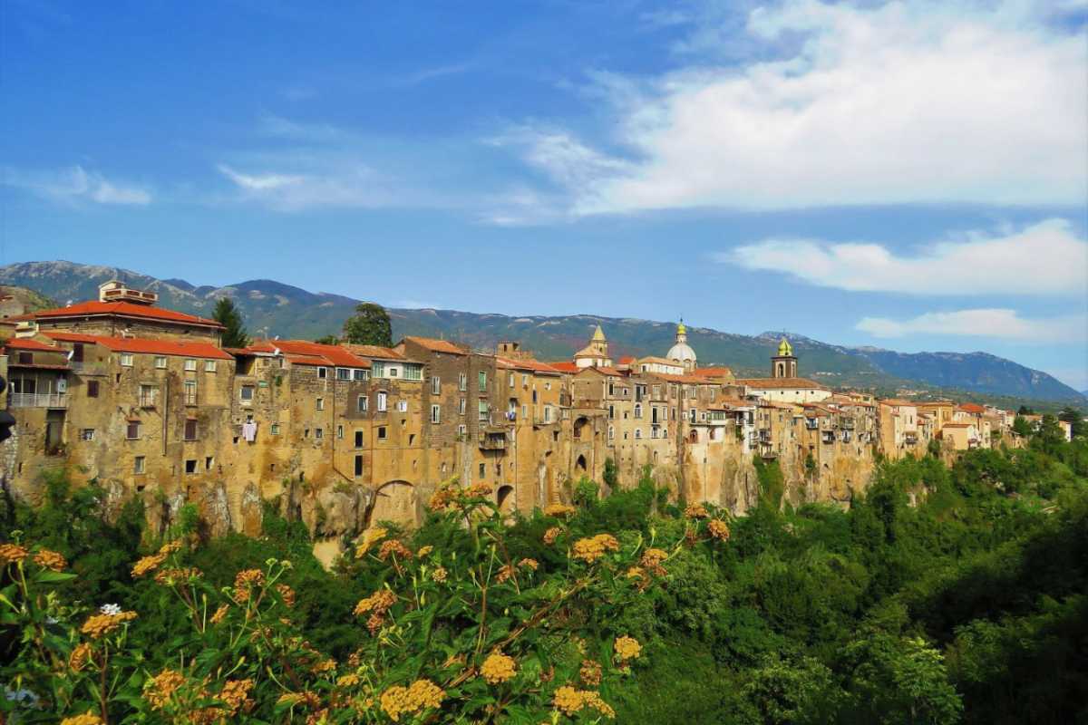 Scorcio del centro storico di Benevento, evidenziando l'Arco di Traiano