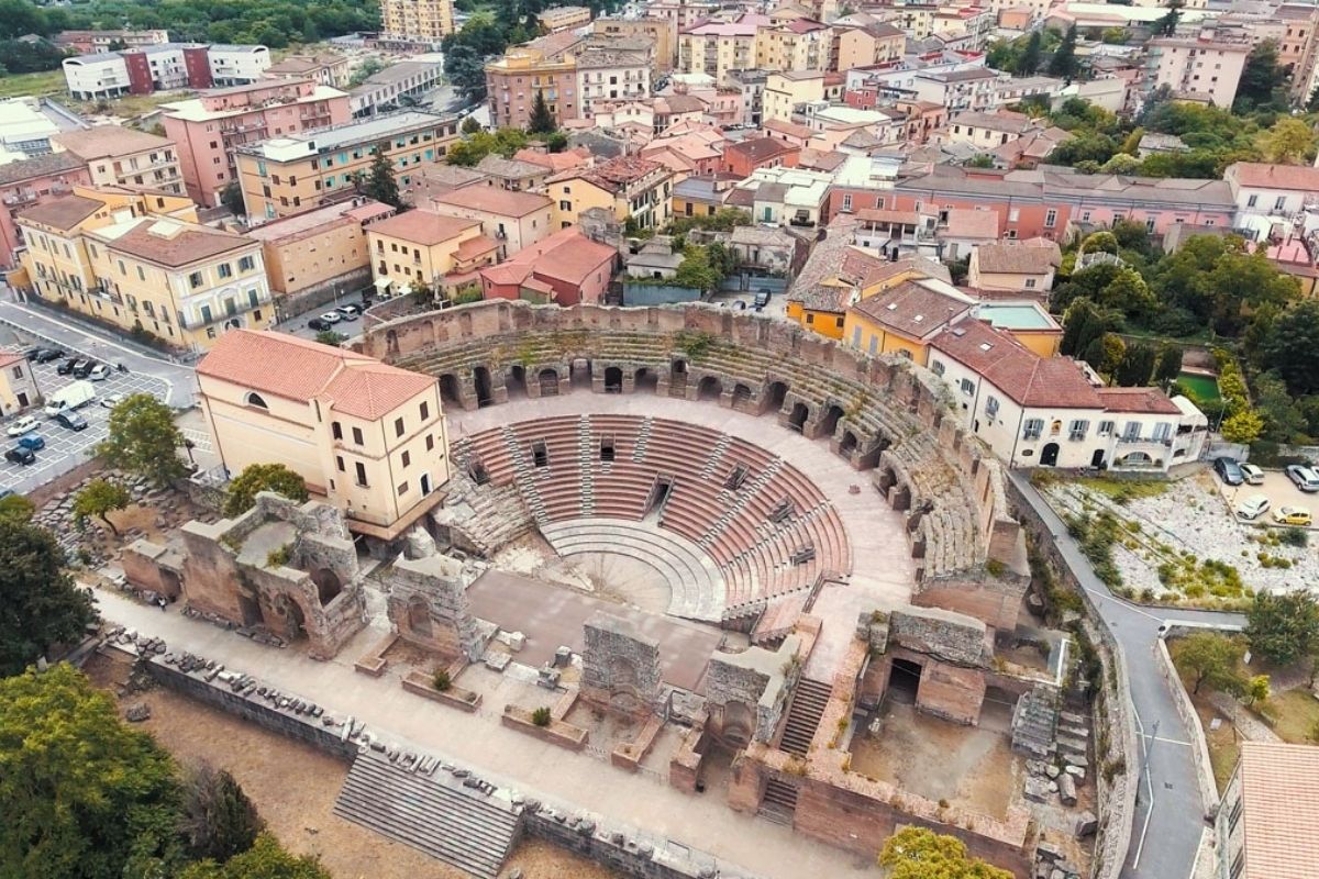 Panorama di Benevento con il Teatro Romano e l'Arco di Traiano