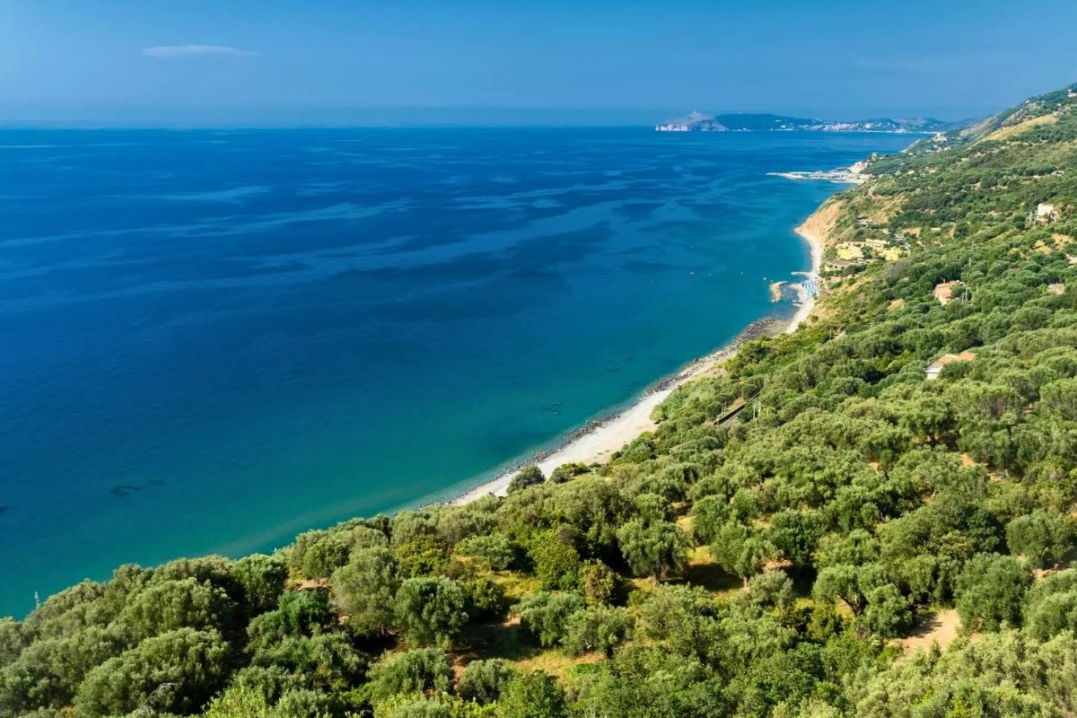 Spiaggia nascosta nel Cilento, calette e mare cristallino
