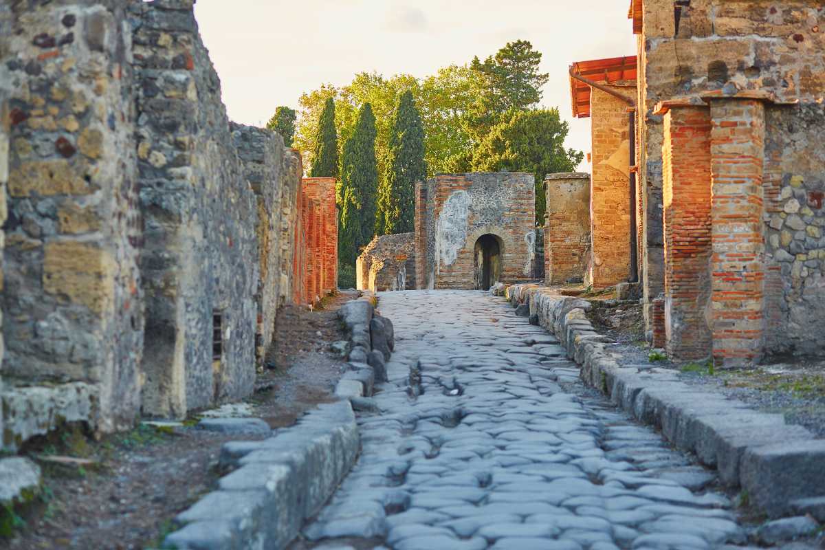 Vista panoramica delle rovine di Pompei, con il Vesuvio sullo sfondo