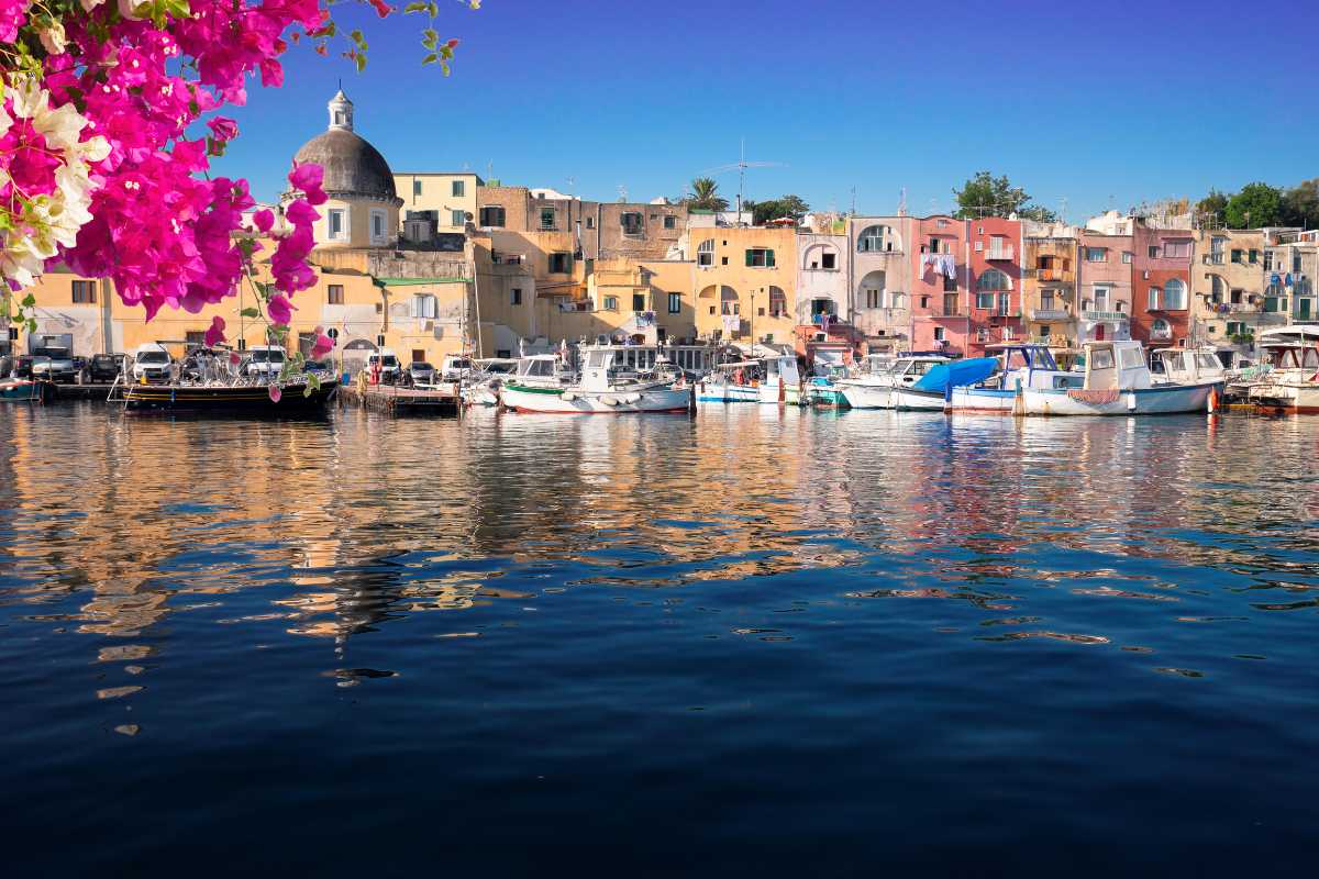 Tramonto su Procida visto dal belvedere con colori caldi e mare