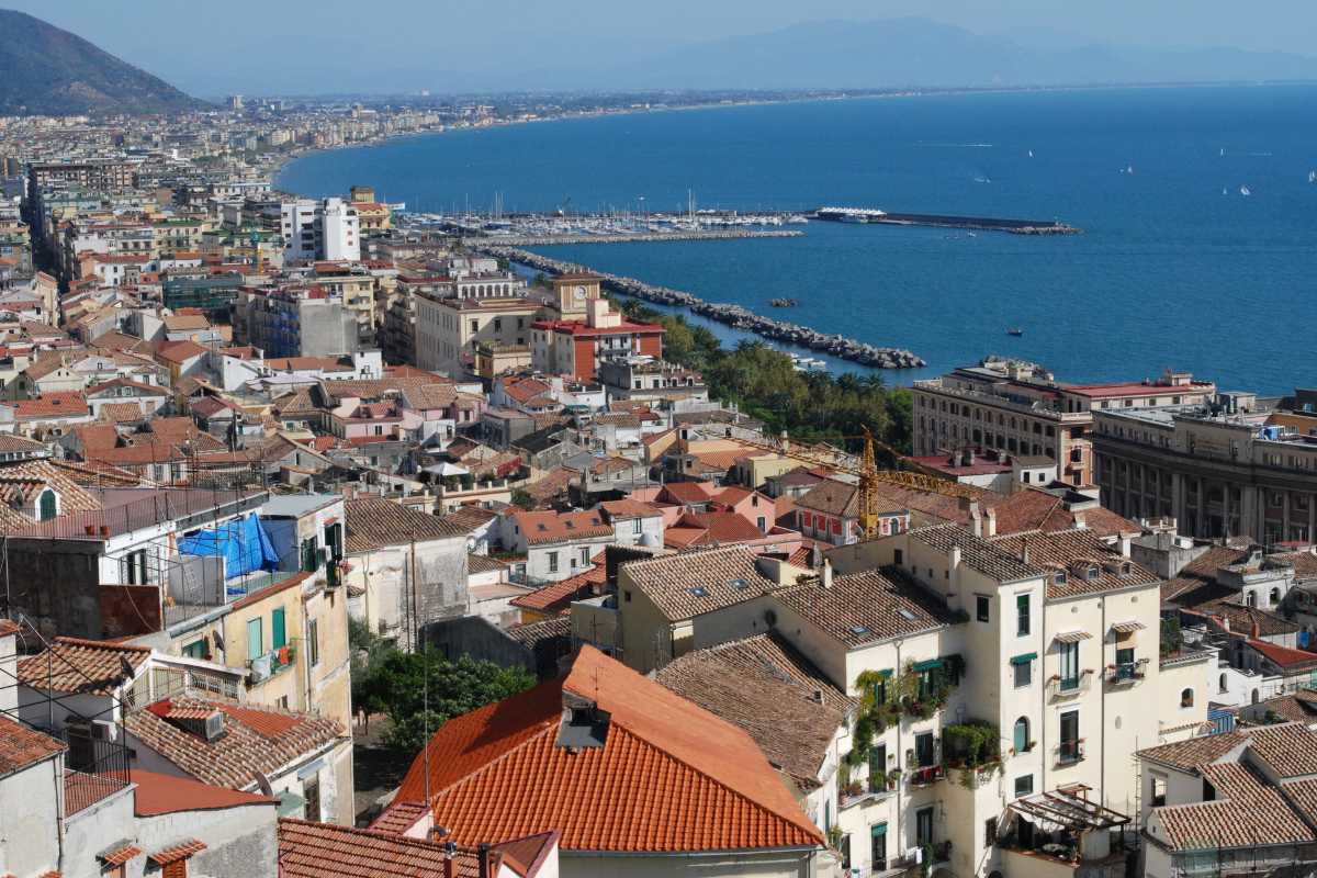Vista panoramica di Salerno con il lungomare e il castello