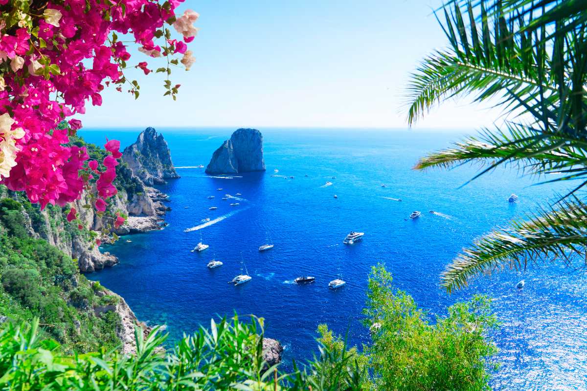 Mercatini di Natale a Capri, mostra l'atmosfera festiva con decorazioni natalizie