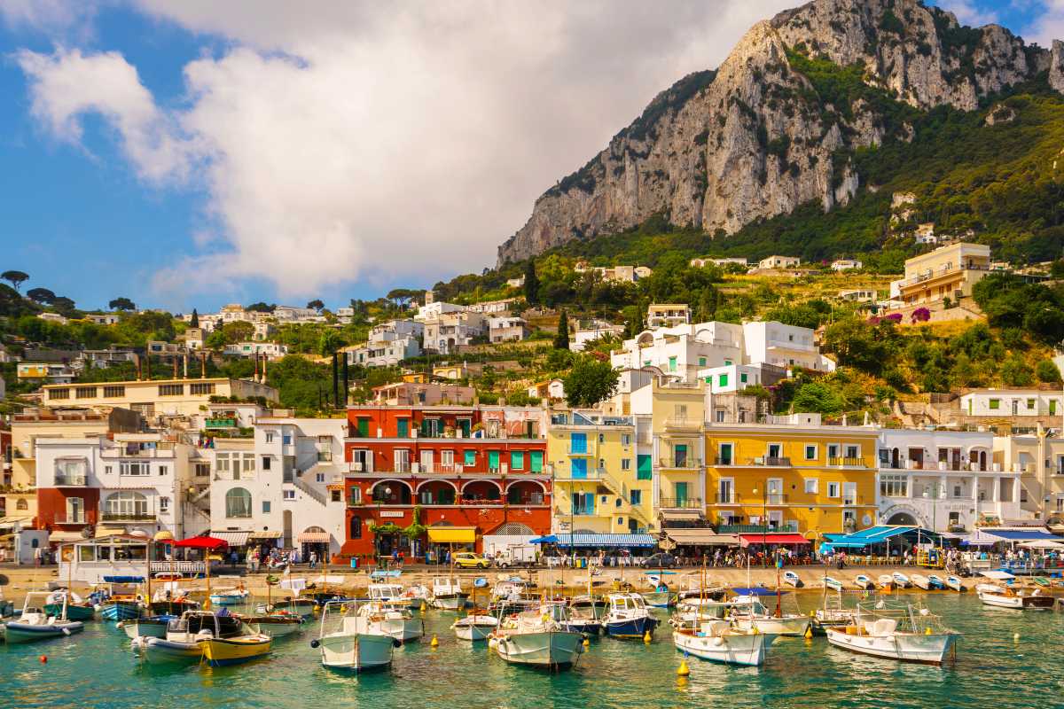 Vista panoramica di Capri con i Faraglioni e la Piazzetta, mostra l'atmosfera vivace durante un evento