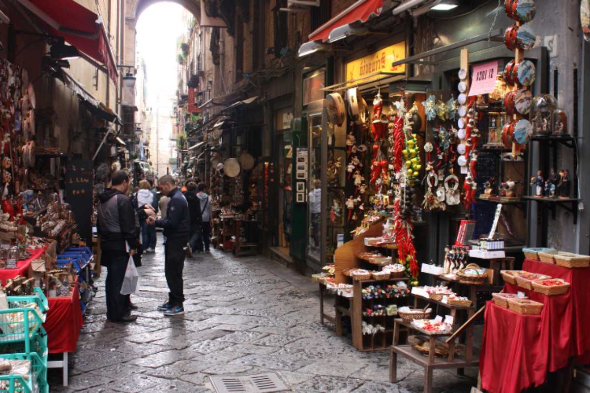 Mercatini di Natale a Napoli, con luci e decorazioni festive