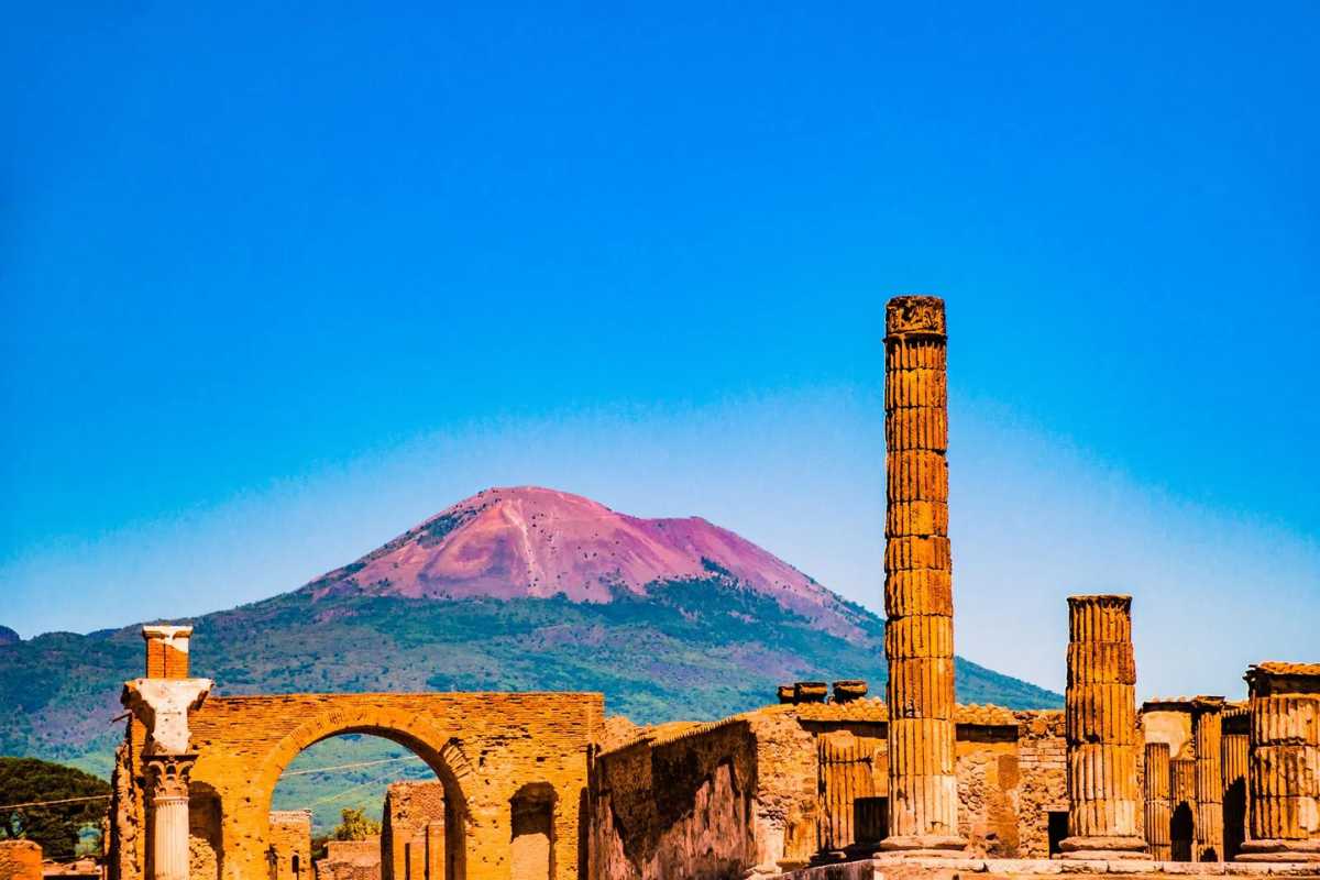 Immagine di un mercato di Natale a Pompei con luci festive e prodotti artigianali