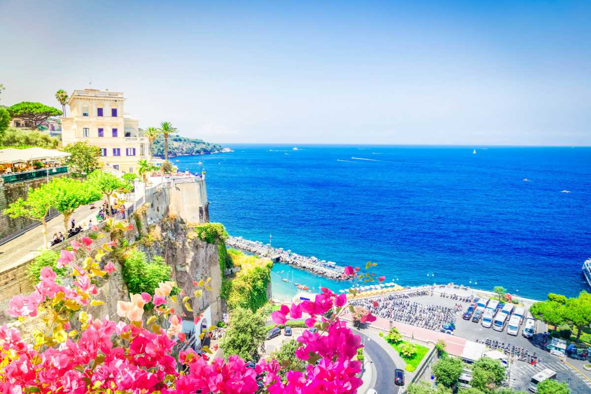 Vista panoramica di Sorrento con limoneti e il Golfo di Napoli sullo sfondo