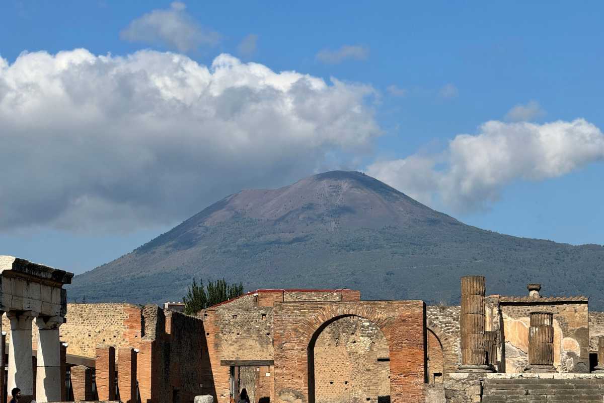 Panorama delle rovine di Pompei con il Vesuvio sullo sfondo
