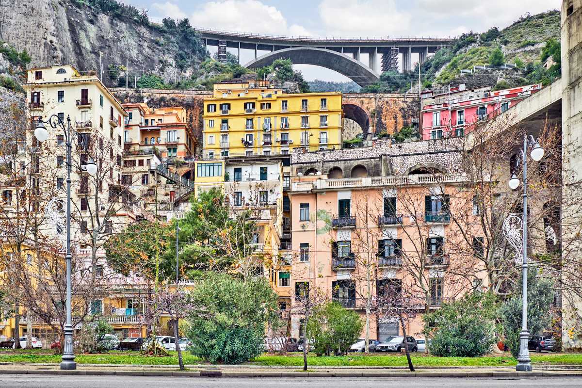 Vista della stazione ferroviaria di Salerno, con treni in arrivo e partenza.