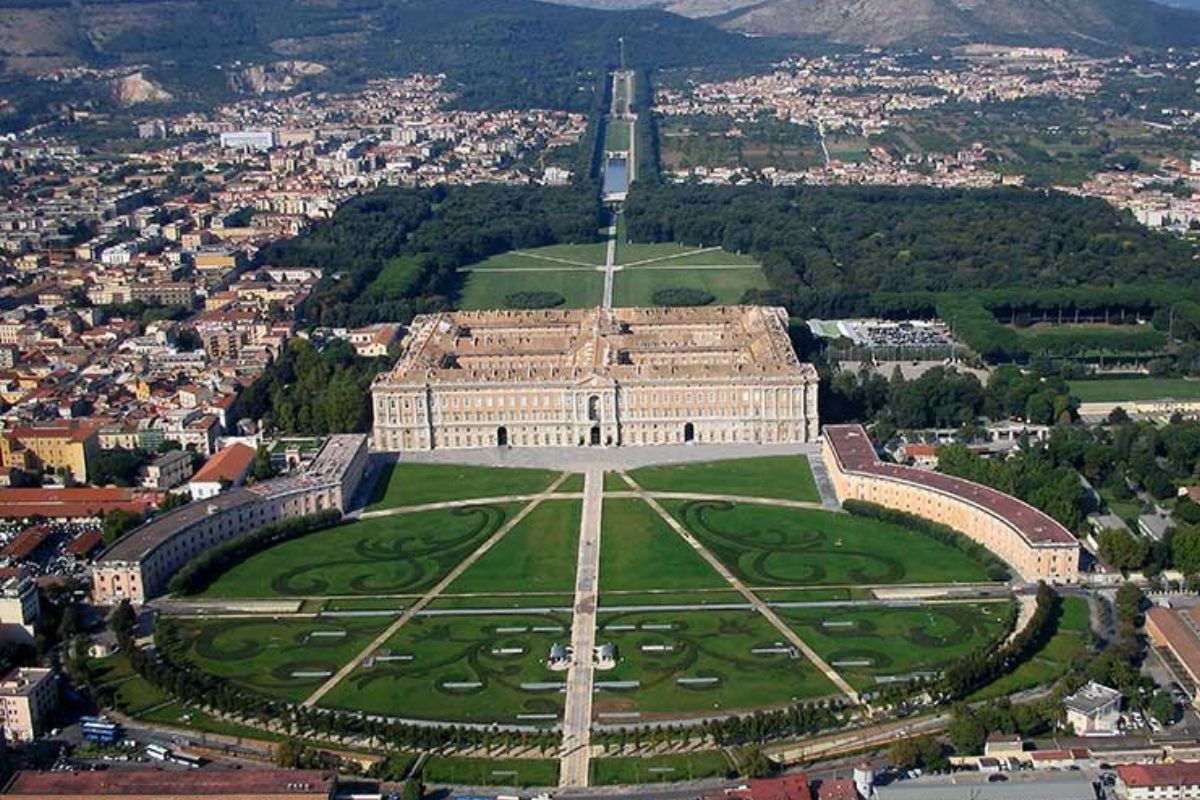 Vista panoramica della Reggia di Caserta con il parco e la cascata grande