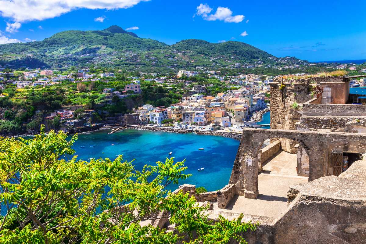 Vista panoramica di Ischia con il Castello Aragonese in primo piano