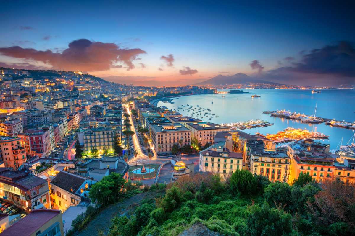 Vista panoramica di Napoli con il Vesuvio sullo sfondo, ideale per escursionismo e trekking
