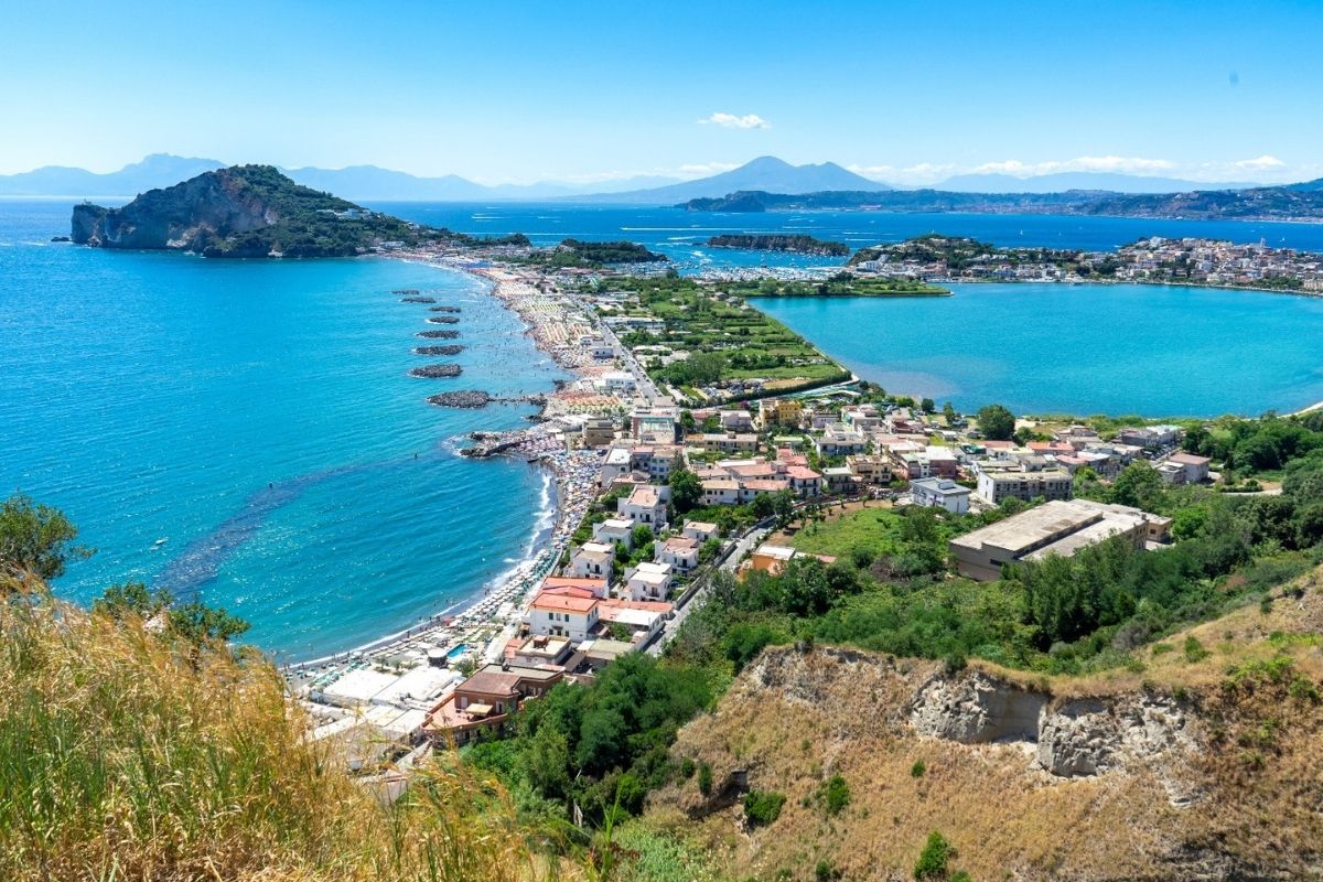 Vista panoramica di Procida con il mare e le colline, evidenziando i sentieri di trekking