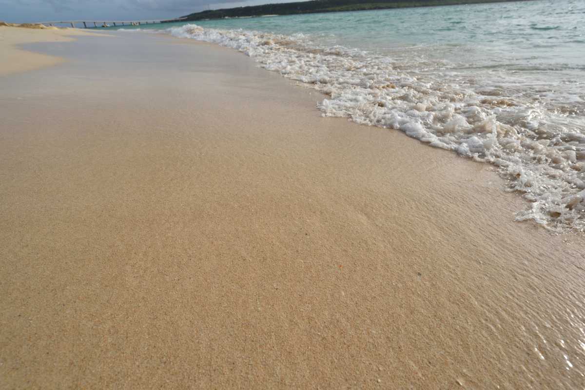 Spiaggia di Marina Piccola a Capri con Faraglioni sullo sfondo