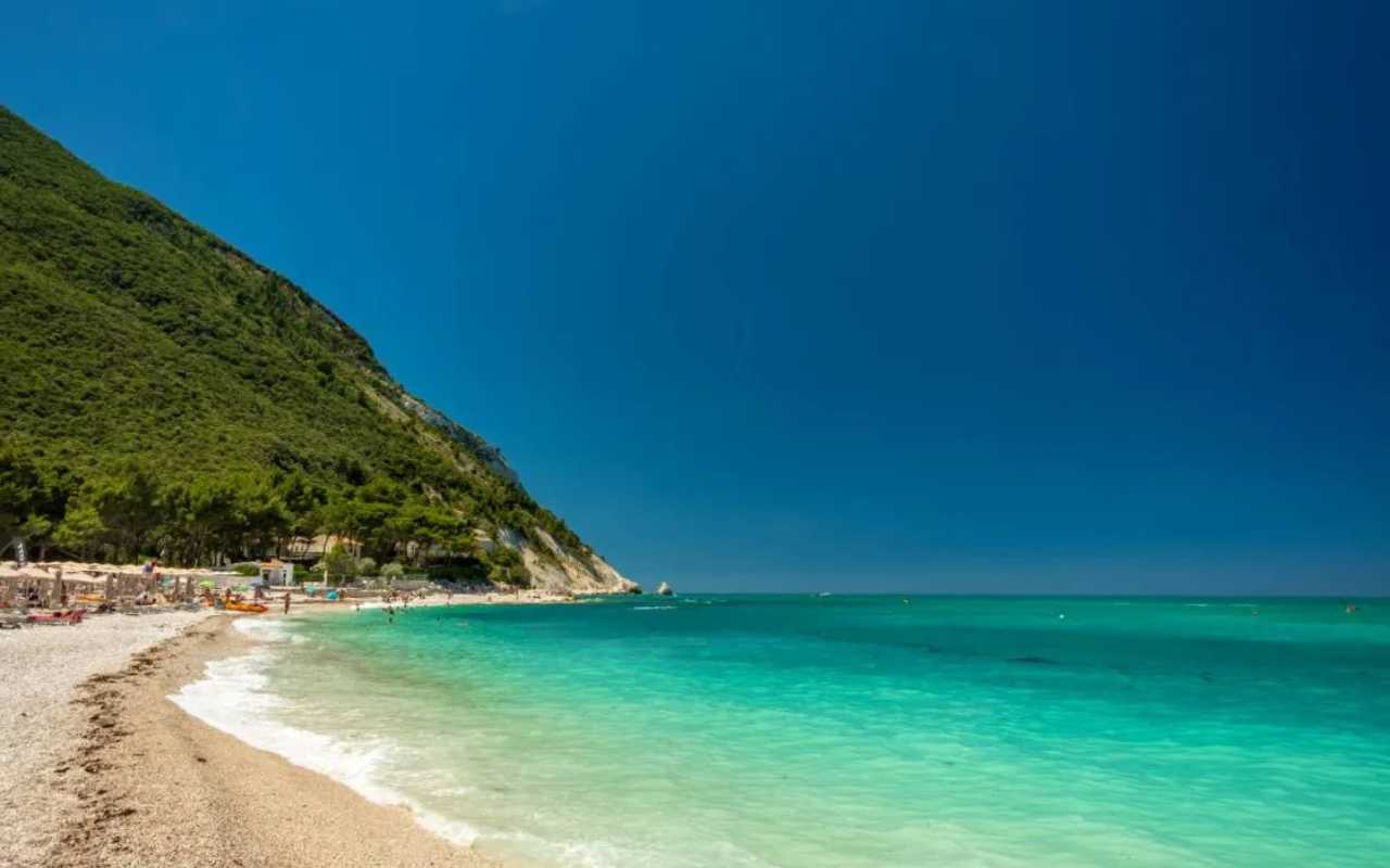 Vista panoramica delle spiagge di Ischia, con mare cristallino e scogliere verdi