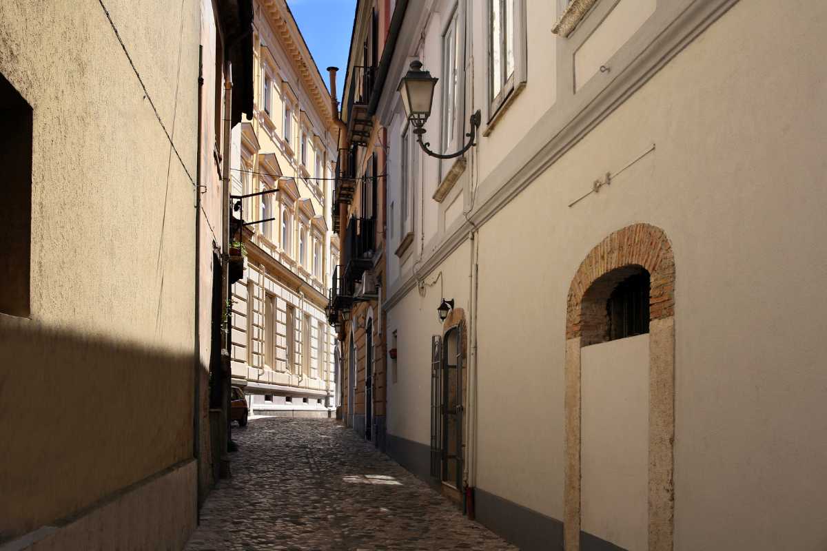 Panorama del centro di Benevento con il Teatro Romano e l'Arco di Traiano, evidenziando la bellezza dei monumenti storici.
