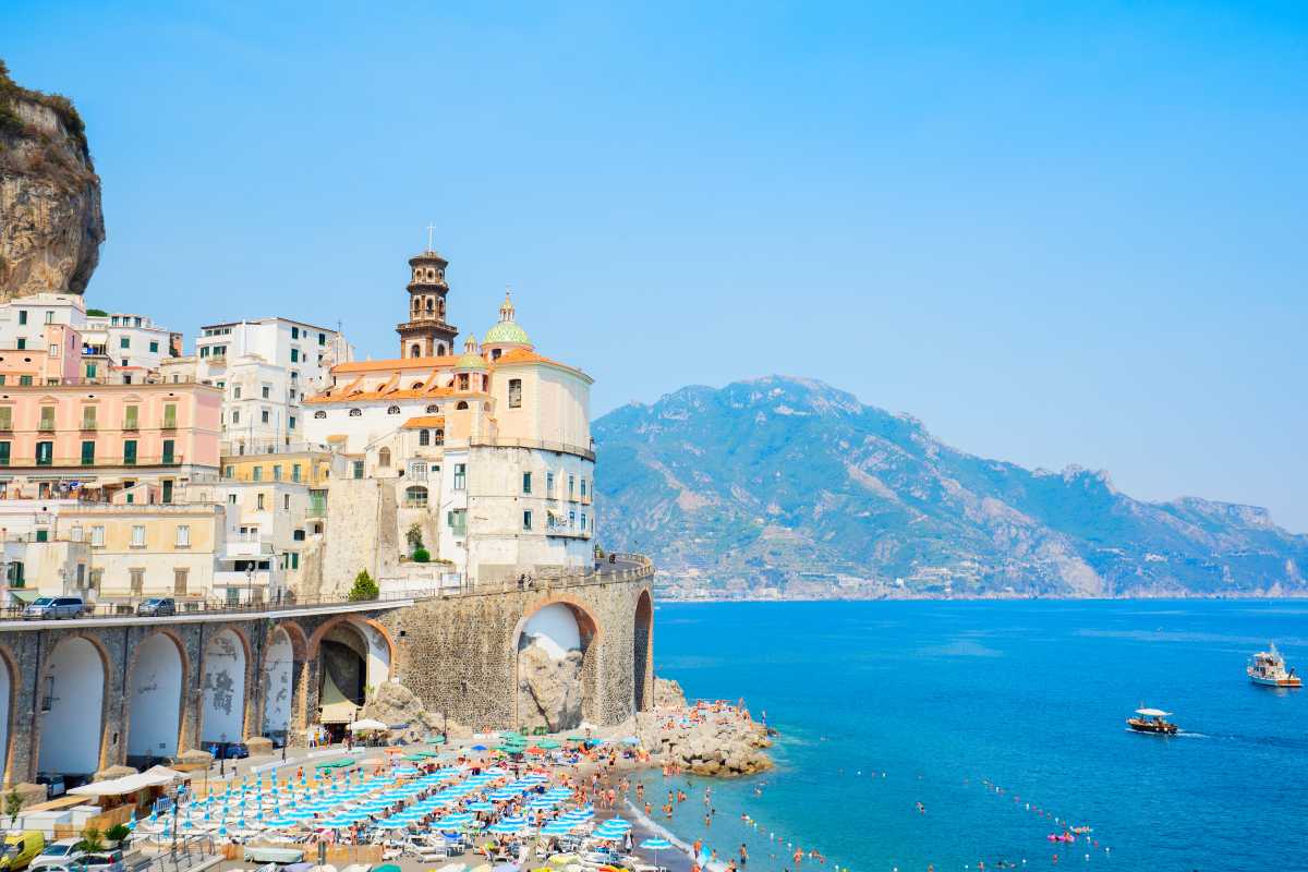 Vista panoramica di Positano con il mare e le case colorate
