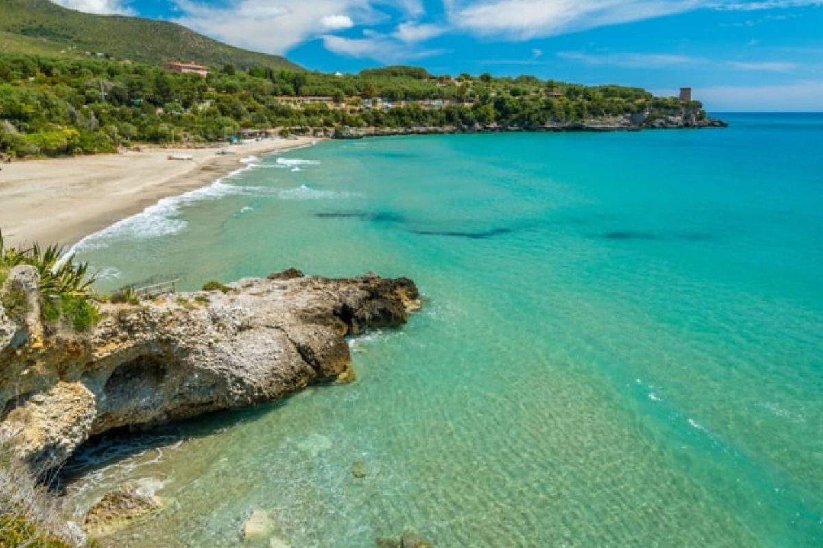 Panorama del Cilento con mare e colline verdi