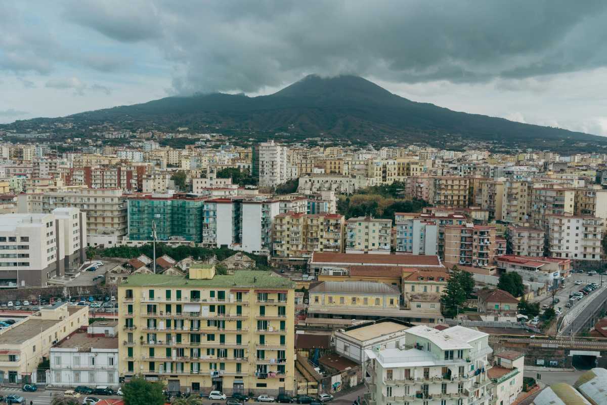 Vista panoramica di Napoli con il Vesuvio sullo sfondo