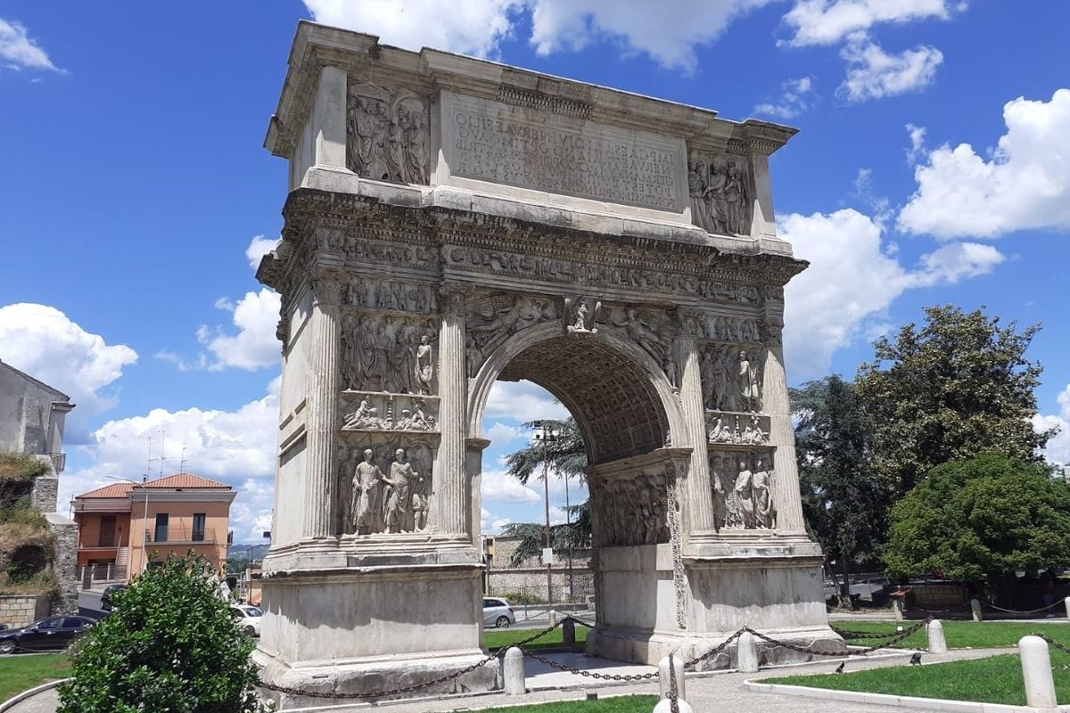 Vista panoramica di Benevento con i suoi monumenti storici, evidenziare Arco di Traiano e Teatro Romano