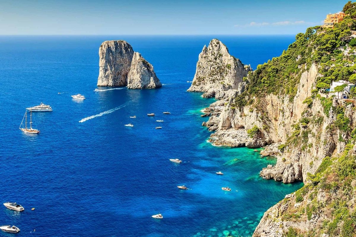 Vista panoramica di Capri con il mare e i Faraglioni sullo sfondo