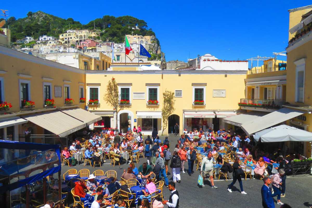 Scorcio della Piazzetta di Capri con i suoi caffè e boutique