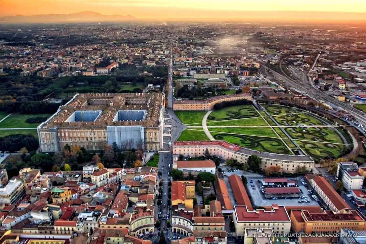 Vista panoramica della Reggia Borbonica di Caserta, evidenziando l'architettura e i giardini