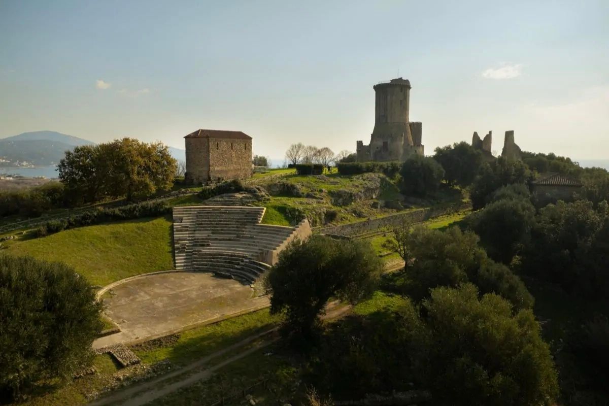 Scorcio di Velia con rovine antiche e paesaggio circostante