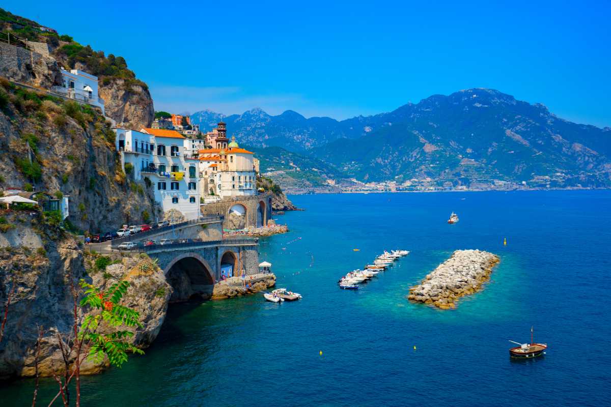 Scorcio di Positano con case colorate e mare
