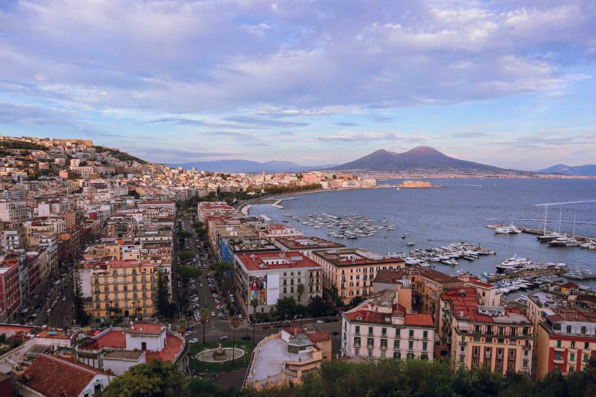 Il lungomare di Napoli con vista sul Vesuvio e gente che passeggia