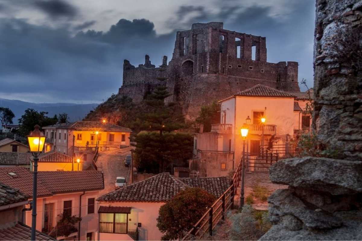 Vista panoramica dei templi di Paestum, evidenziando la bellezza architettonica e il contesto paesaggistico.