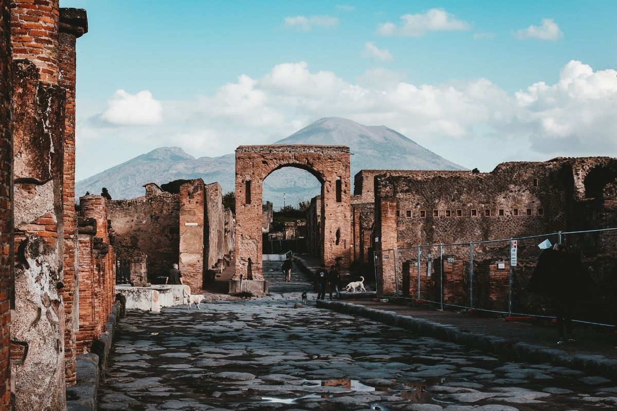 Vista panoramica delle rovine di Pompei con il Vesuvio sullo sfondo