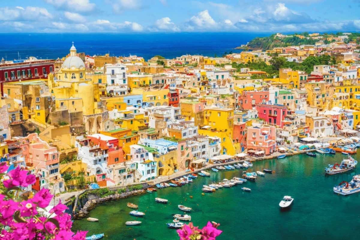 Vista panoramica di Procida con le sue casette color pastello e il mare blu
