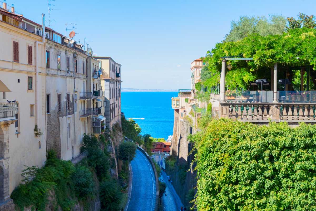 Vista panoramica di Sorrento con limoneti e il Golfo di Napoli sullo sfondo