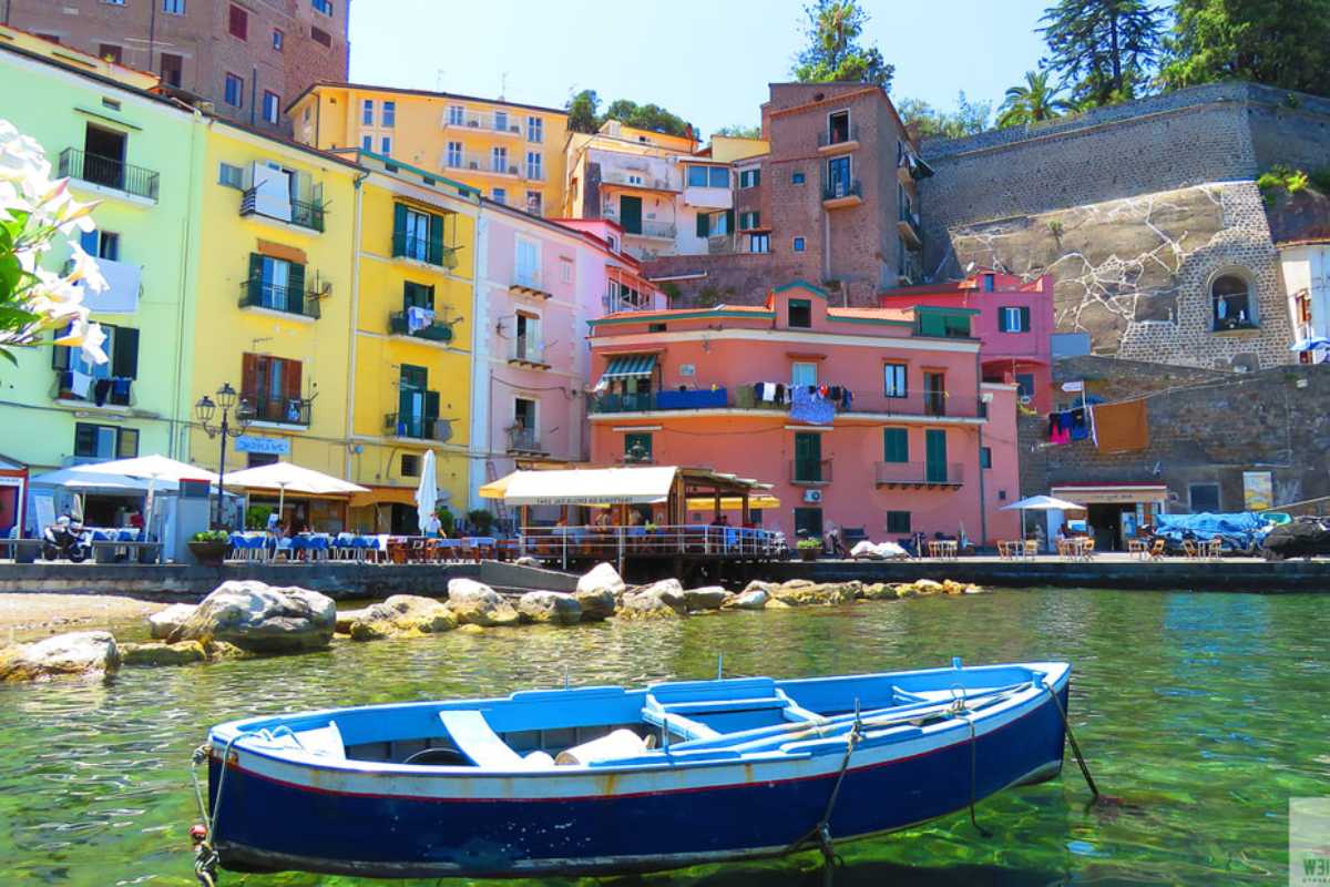 Scorcio di Marina Grande con barche e ristoranti tipici
